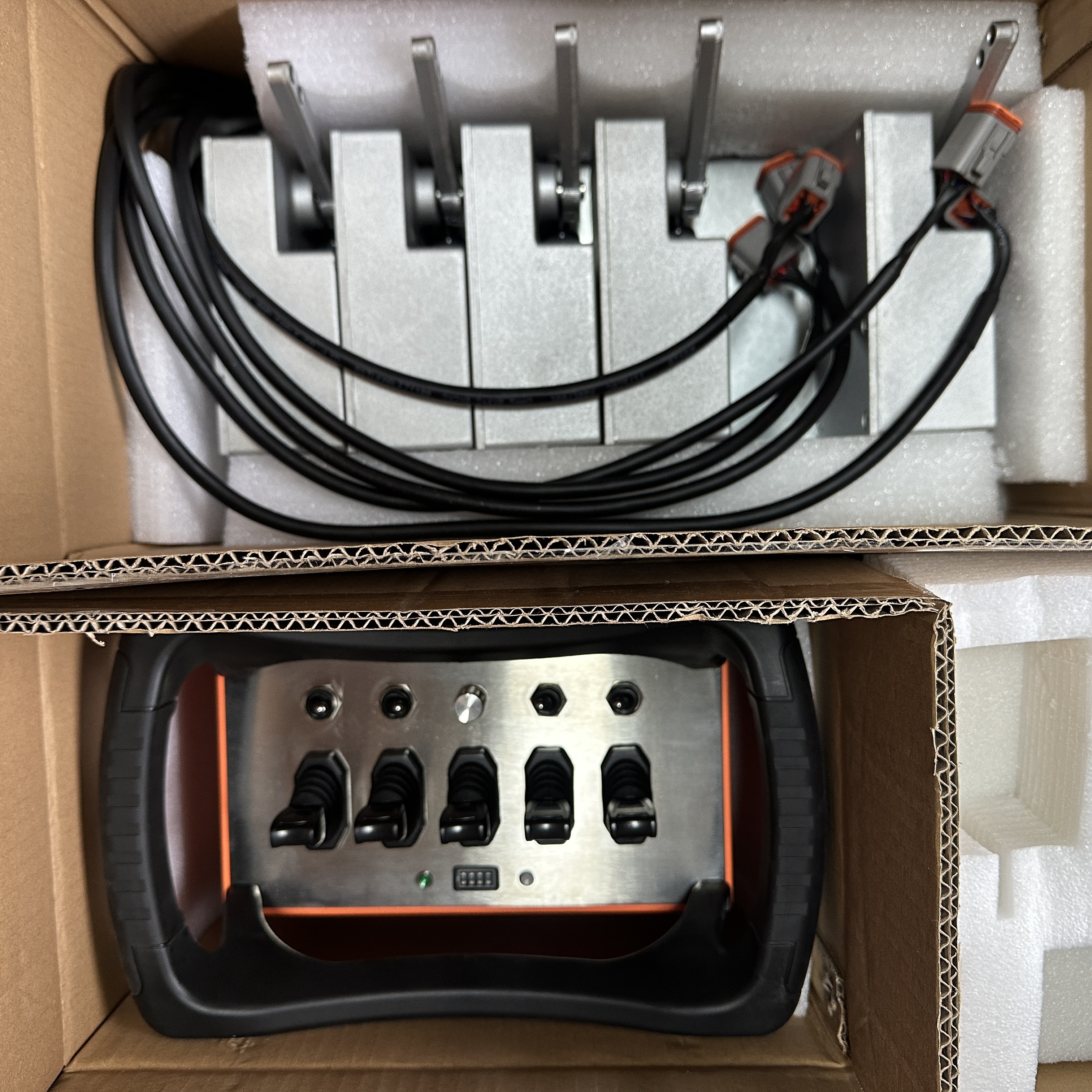 BT500 Custom Wireless Remote Control for Truck-Mounted Cranes: Features Proportional Joysticks and Analog Control, Supporting Both Manual and Automatic Modes